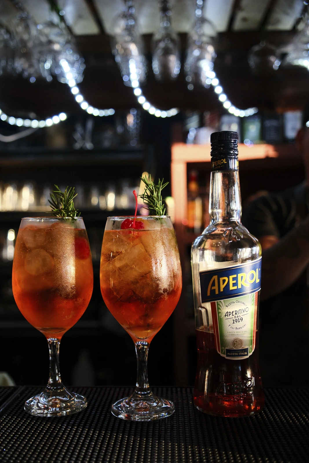 Dos Aperol Spritz con botella en la barra de Cocos Beach Front